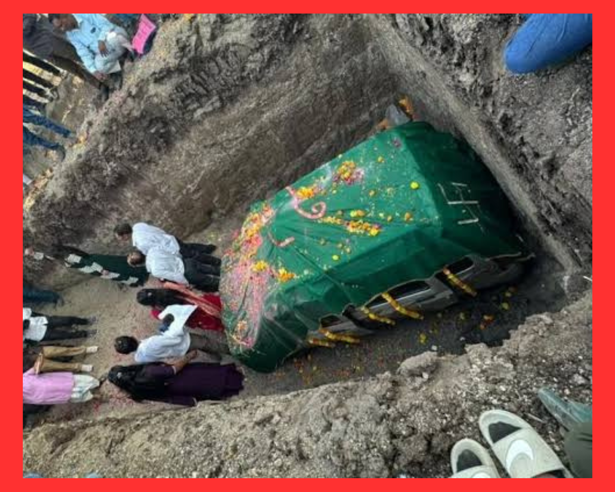 গুজৰাটৰ এটা পৰিয়াল ‘সৌভাগ্যৱান’ মৰমৰ বাহনখনক সমাধিস্থ কৰি অনন্য বিদায় ।