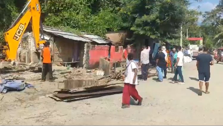 অবৈধ ভাৱে বসবাস কৰা লোকক উচ্ছেদ তামুলপুৰ প্ৰশাসনৰ।