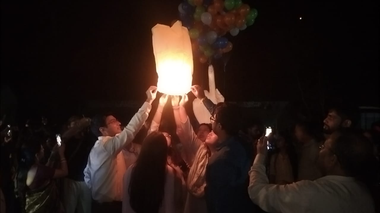 ভোটদানে উৎসাহ দিতে ব্যতিক্রমী অনুষ্ঠান ধলাইয়ে*   ২০৮টি স্কাই ল্যান্টন-বেলুন উড়িয়ে ভোটারদের বার্তা দিলেন জেলা আয়ুক্ত মৃদুল যাদব ।