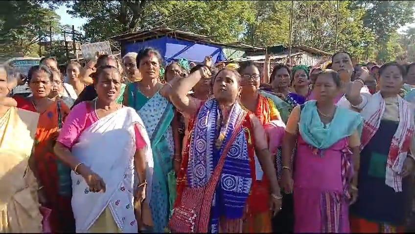 তামুলপুৰত মধ্যাহ্ন ভোজন ৰান্ধনি আৰু সহায়িকা সন্থাৰ উত্তাল প্ৰতিবাদ।