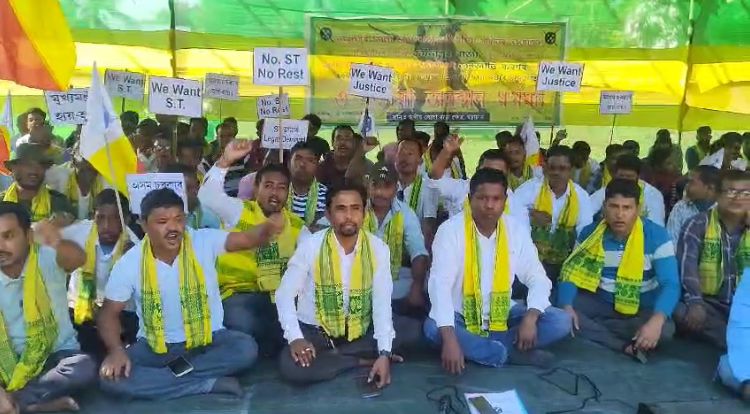 সদৌ তামুলপুৰ জিলা কোচ ৰাজবংশী ছাত্ৰ উদ্যোগ আৰু তামুলপুৰ জিলা কোচ ৰাজবংশী মহিলা সমিতিৰ যৌথ উদ্যোগত তামুলপুৰত ৩ ঘণ্টাৰ অৱস্থান ধৰ্মঘট।