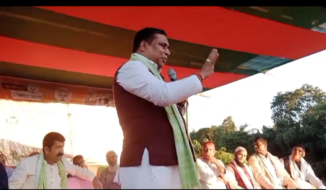 ধলাইত দলীয় প্ৰাৰ্থীৰ প্ৰচাৰ চলাবলৈ আহি মন্ত্ৰী জয়ন্তমল্ল বৰুৱাই লক্ষ্য কৰিলে মন্তব্য বিধায়ক ৰেকিবুদ্দিন আহমেদৰ।