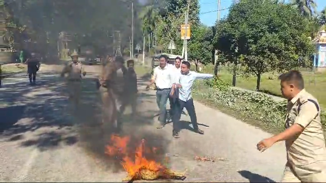 তামুলপুৰ আঞ্চলিক কাৰ্যালয় সন্মুখত আছুৱে দাহ কৰিলে যোগান মন্ত্ৰী ৰঞ্জিত দাসৰ প্ৰতিকৃতি।