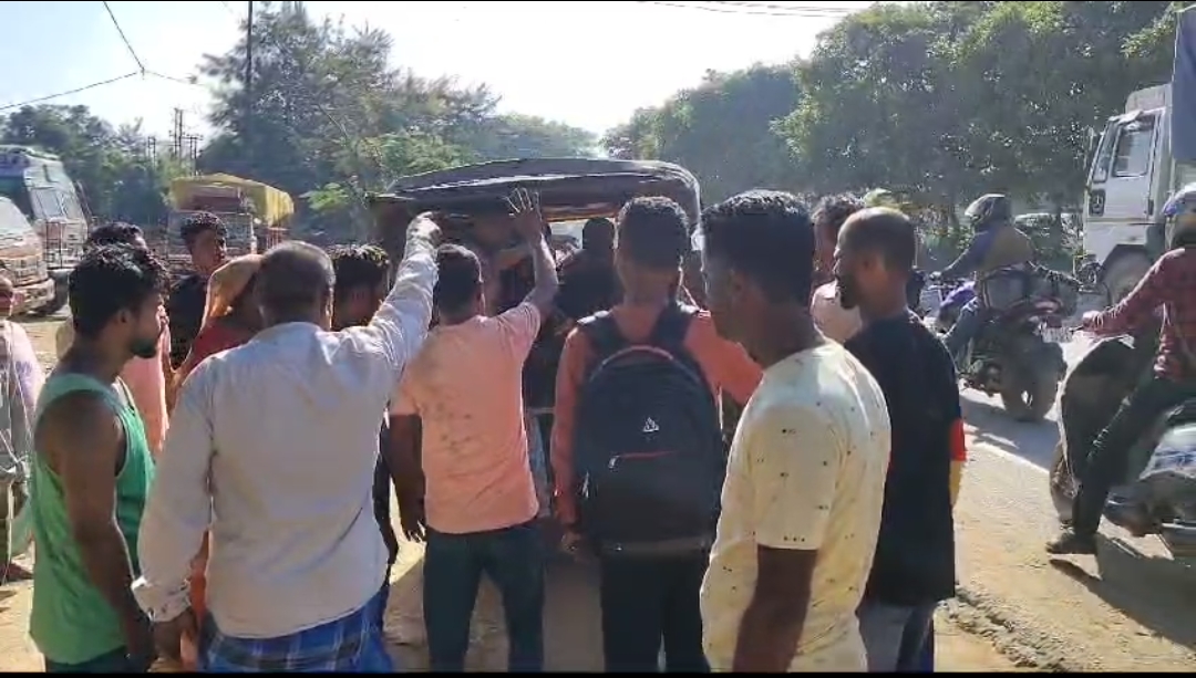 উত্তৰ গুৱাহাটী গৌৰীপুৰ ২৭ নং ৰাষ্ট্ৰীয় ঘাইপথত দুৰ্ঘটনা