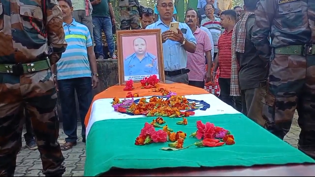 ৪২ বেটেলিয়ন অসম ৰাইফলছৰ ৰাইফলমেন প্লাম্বাৰ প্ৰয়াত প্ৰশান্ত আচাৰ্যৰ চূড়ান্ত সংস্কাৰৰ কাম ৰাজ্যিক মৰ্যাদাসহ সম্পূৰ্ণ ।