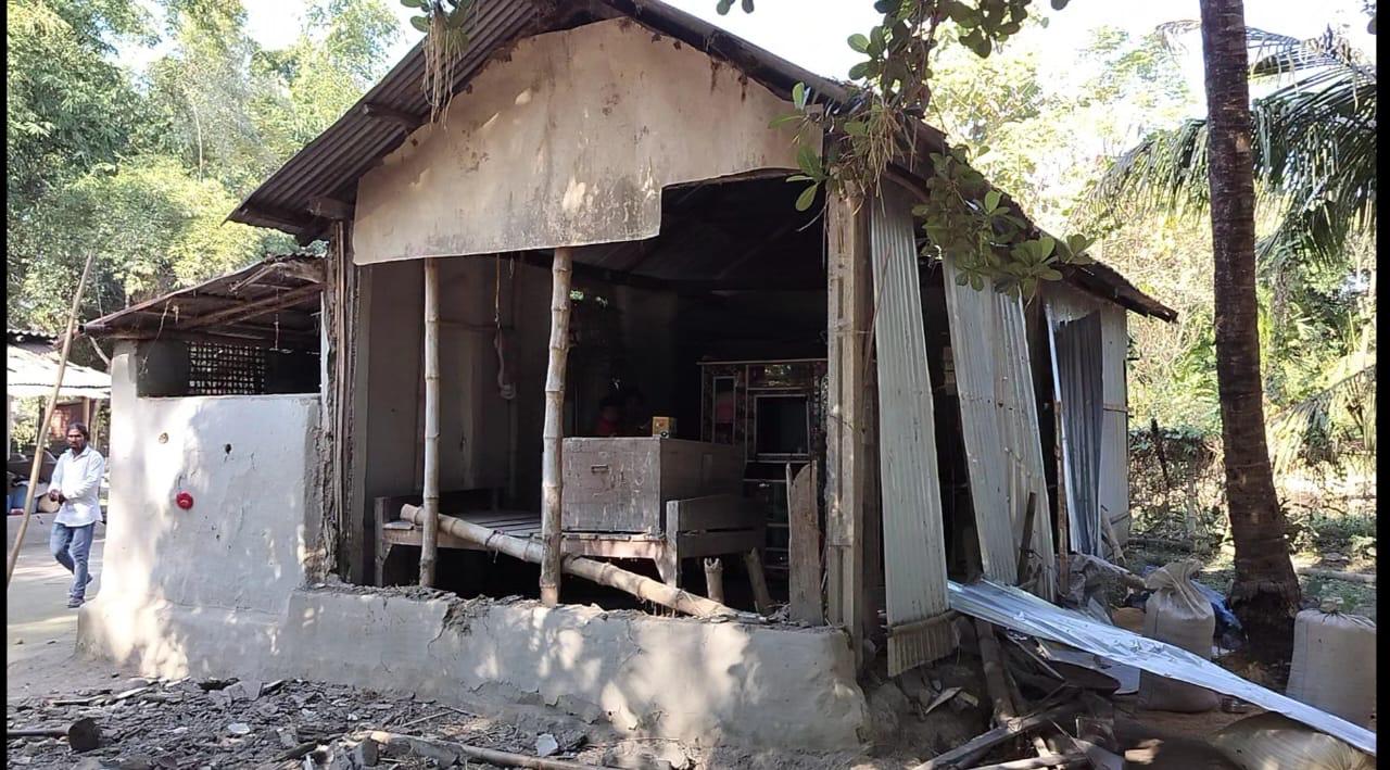 তামুলপুৰৰ আঙাৰকাট,ঢেকিয়াবস্তীত বনৰীয়া হাতীৰ উপদ্ৰৱ  কে’বাটাও পৰিয়ালৰ বাসগৃহ ভাঙি লণ্ডভণ্ড