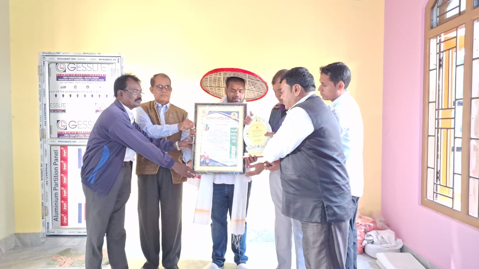 আৰোহণ আৰ্টিষ্ট গীল্ডৰ তামুলপুৰৰ সমাজকৰ্মী দয়াল দাসলৈ আৰোহণ সামাজিক সমন্বয় বঁটা।