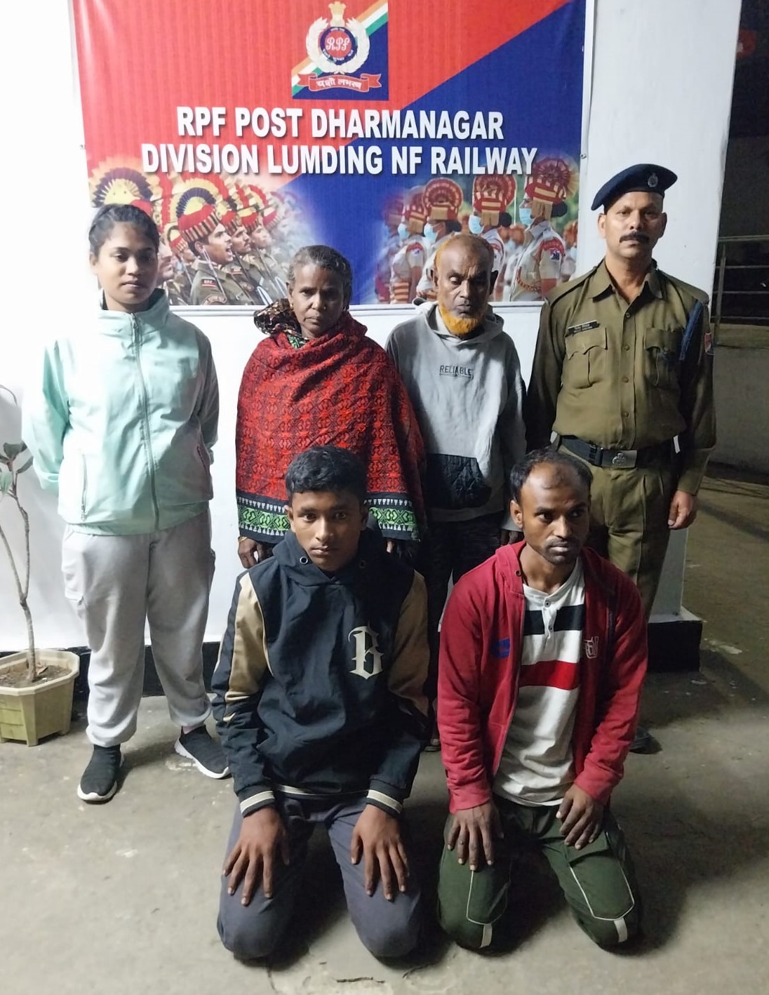 উত্তৰ পূব সীমান্ত ৰেলৱেৰ আৰপিএফ ৰ দ্বাৰা যোৱা মাহত  ৫৬ গৰাকী নাবালক-নাবালিকা আৰু ০৪ গৰাকী মহিলাক উদ্ধাৰ   ২৩ জন অবৈধ অনুপ্ৰৱেশকাৰীক কৰায়ত্ত।