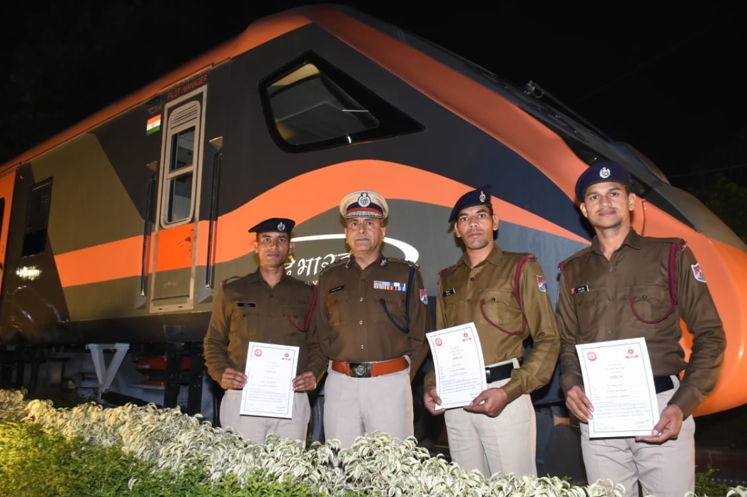 ৰেলৱে সুৰক্ষা বাহিনীৰ সঞ্চালক প্ৰধানৰ দ্বাৰা ৰেলৱে সুৰক্ষা বিশেষ বাহিনীৰ সাহসী জোৱানসকলক সন্মানিতকৰণ  