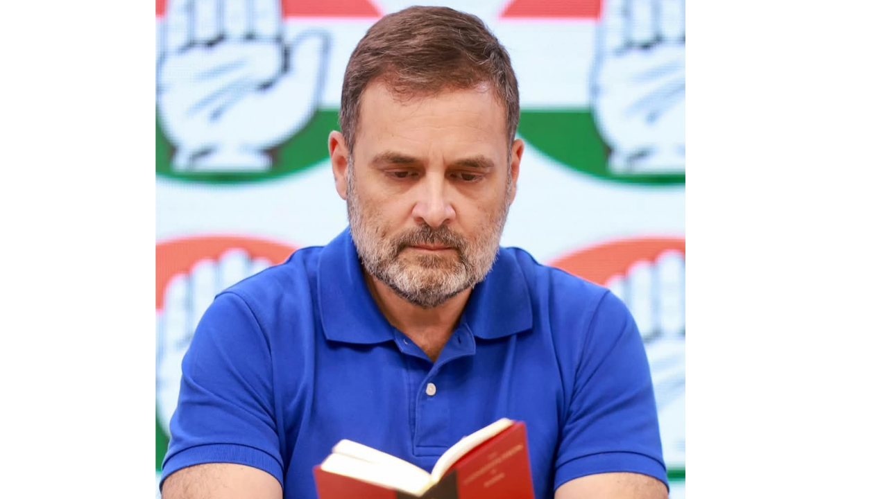 কৰ্ণাটকঃ বেলাগাৱীত চি ডব্লিউ চিৰ বৈঠকৰ বাবে উপস্থিত লোকসভাৰ এল পি ৰাহুল গান্ধী