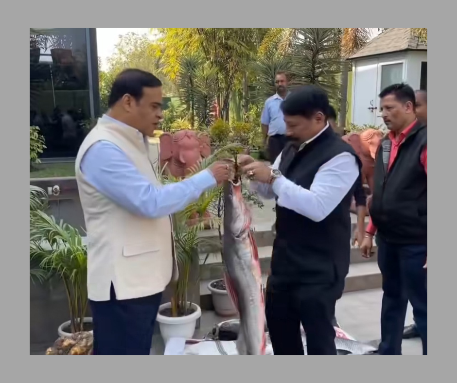 ভোগালী বিহু উপলক্ষে মুখ্যমন্ত্ৰীক আঁৰি-বাহু মাছেৰে বিশেষ উপহাৰ