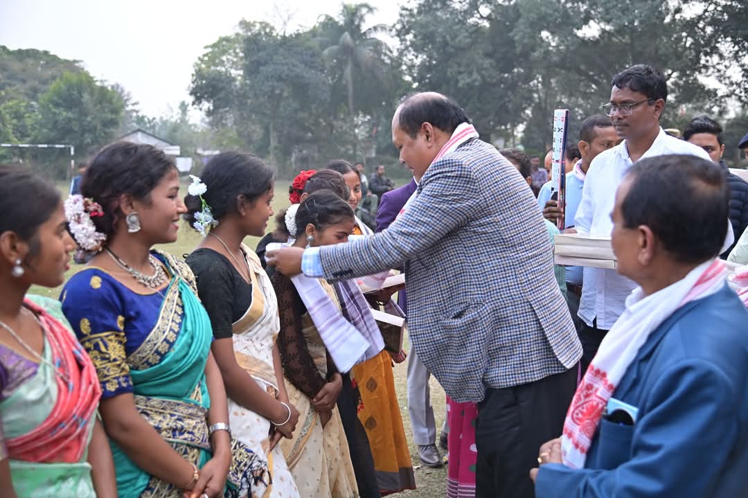 আজি ডিমাকুচি চাহবাগিছা খেলপথাৰত অনুষ্ঠিত ঝুমুৰ নৃত্য প্ৰশিক্ষণৰ অন্তিম দিনত অংশগ্ৰহণ অসম বিধানসভাৰ অধ্যক্ষ বিশ্বজিৎ দৈমাৰী