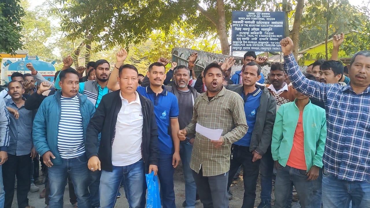 তামুলপুৰত প্ৰাপ্য বিচাৰি জলমিত্ৰ উত্তাপ প্ৰতিবাদ।