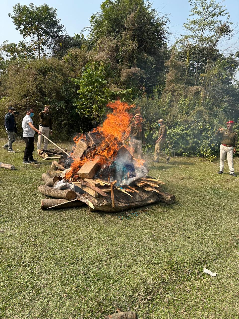 তামুলপুৰত নিচাযুক্ত দ্ৰব্য দাহ”