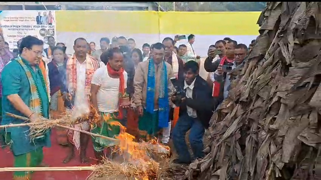 তামুলপুৰত মেজি প্ৰজ্বালন কৰি অসমবাসীক ভোগালী বিহুৰ শুভকামনা বিটিআৰ প্ৰধান প্ৰমোদ বড়োৰ।