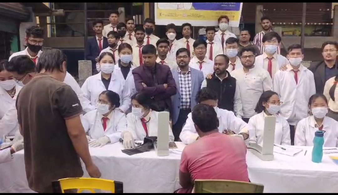 বিনামূলীয়া চিকিৎসা শিৱিৰ: ৰাজপথেৰে অহা-যোৱা লোকৰ বাবে স্বাস্থ্য পৰীক্ষা