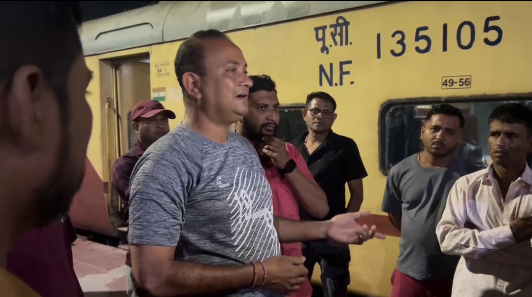 শিলচর রঙ্গিয়া এক্সপ্রেসের এসি কামরায় দুর্গন্ধ, প্রতিবাদ করায় যাত্রীদের হুমকি রেল সাফাই কর্মীদের!