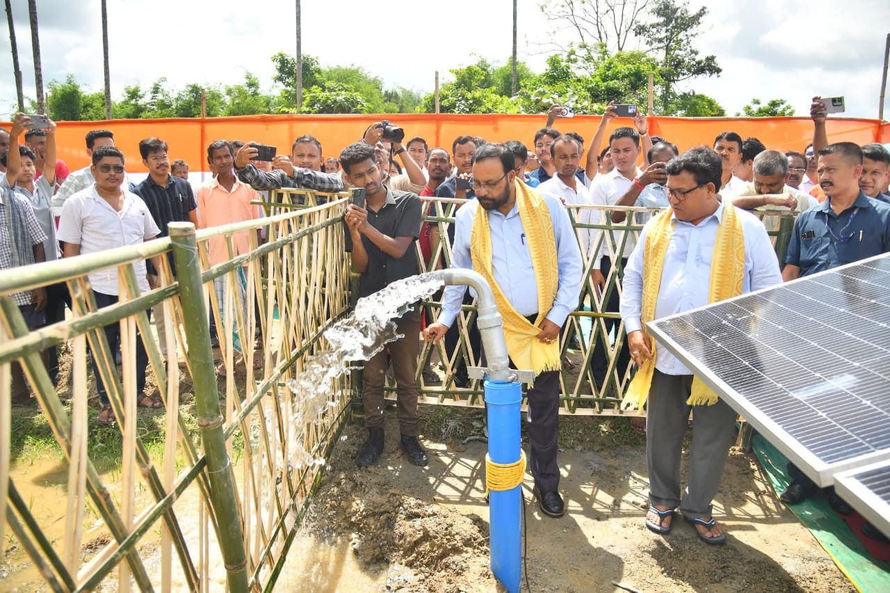 তামুলপুৰত মন্ত্ৰী কেশৱ মহন্তৰ সৌৰচালিত পাম্প মুকলি আৰু বান পৰ্যালোচনা সভা*