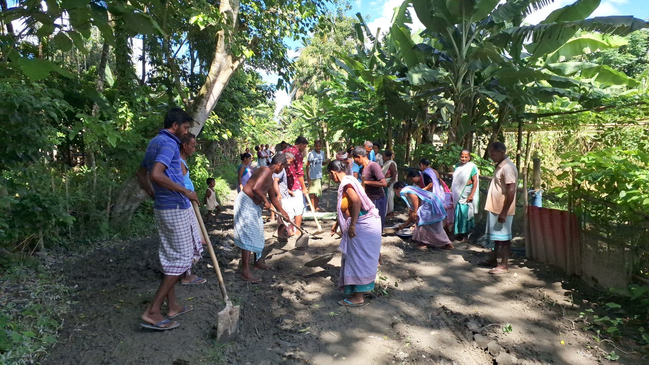 হাতে কামে লাগি পথ নিৰ্মাণত ব্যস্ত তামুলপুৰৰ উত্তৰ গান্ধীবাৰীৰ ডোঙপাৰ চুবুৰীৰ ৰাইজ