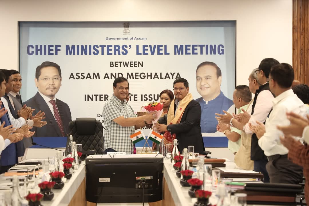 আজি অসম-মেঘালয় আন্তঃৰাজ্যিক বিষয়সমূহ লৈ মুখ্যমন্ত্ৰী ড০ হিমন্ত বিশ্ব শৰ্মা আৰু মুখ্যমন্ত্ৰী শ্ৰী কনৰাড চাংমাৰ বৈঠক