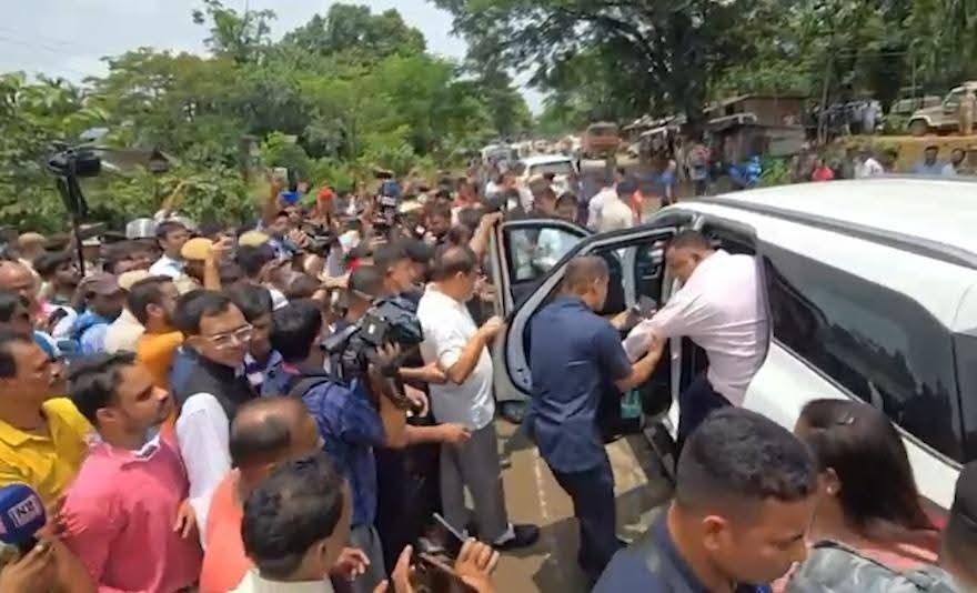 মুখ্যমন্ত্ৰীৰ বাহনৰ পৰা বিধায়ক বিজয় মালাকাৰক নমাই দিলে! অনাকাংক্ষিত পৰিস্থিতিত বিধায়ক বিজয় মালাকাৰ