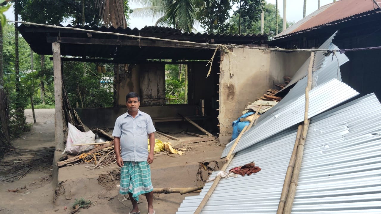 কুমাৰীকাটাত বনৰীয়া হাতীৰ উপদ্ৰৱ : কেইবাটাও পৰিয়ালৰ বাসগৃহ ভাঙি-চিঙি লণ্ডভণ্ড।