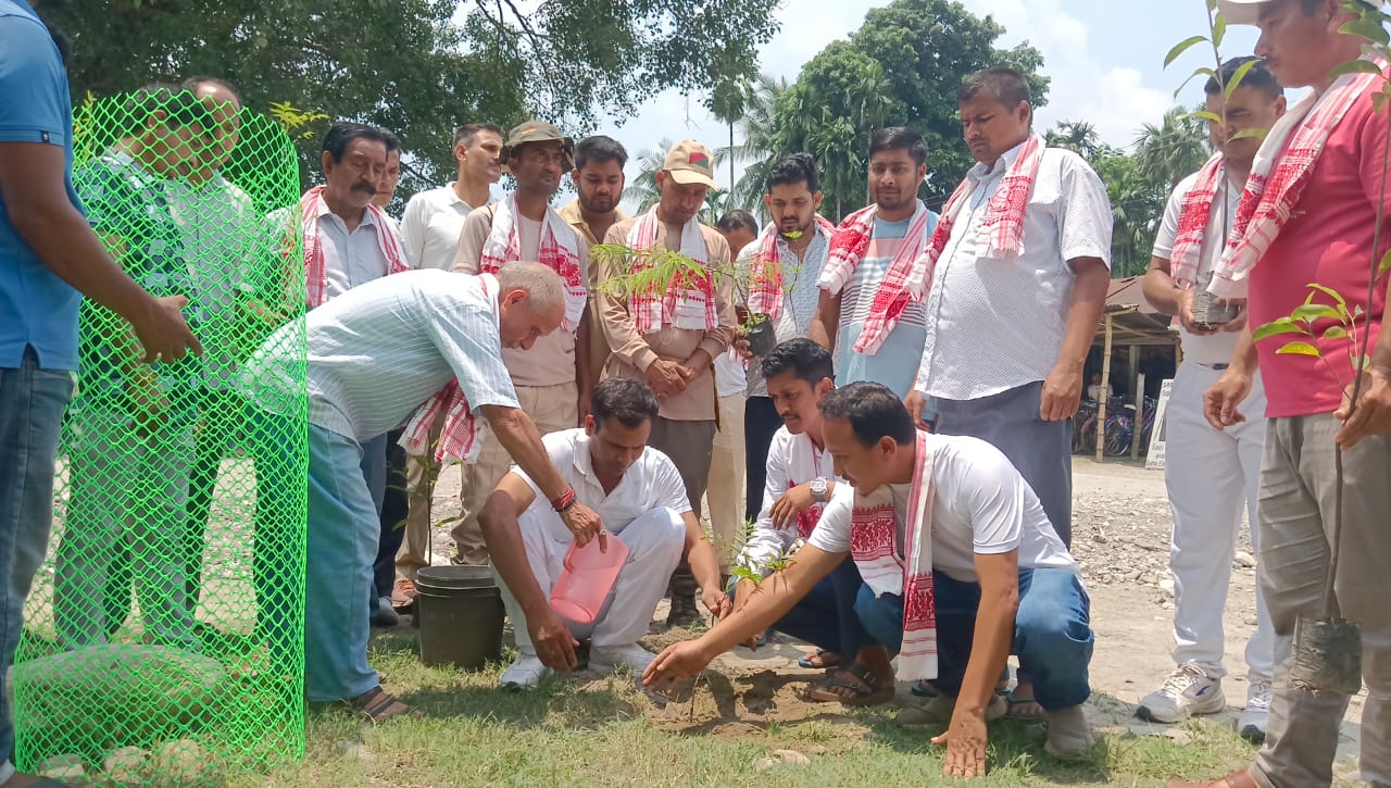 যুৱ নেতা বিশ্বজিত বসাকৰ উদ্যোগত জৈৱবৈচিত্ৰৰ সংৰক্ষণ আৰু প্লাষ্টিক প্ৰদূষণ ৰোধৰ ওপৰত সজাগতামূলক সভা। 