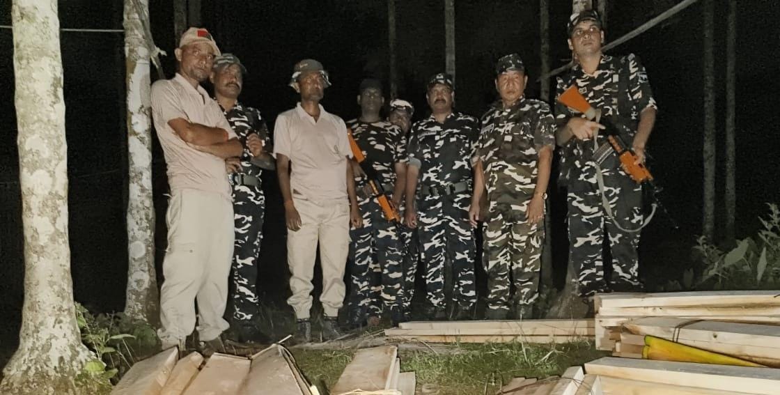 24वीं वाहिनी सशस्त्र सीमा बल रंगिया ने जब्त की अवैध लकड़ी*