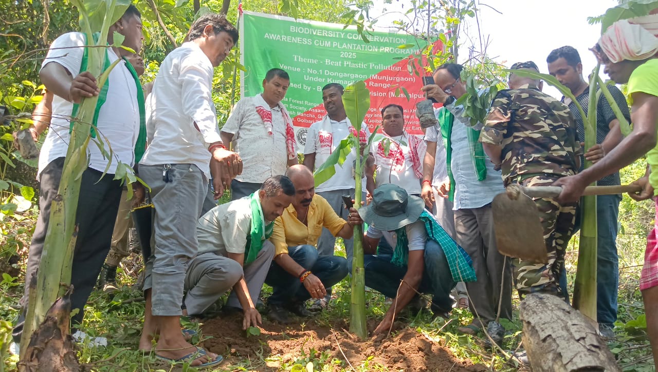 তামুলপুৰৰ ভাৰত-ভূটান সীমান্তৰ ১ নং ডোঙাৰগাঁওত বাক্সা বন সংমণ্ডলৰ উদ্যোগত গছপুলি ৰোপণ।