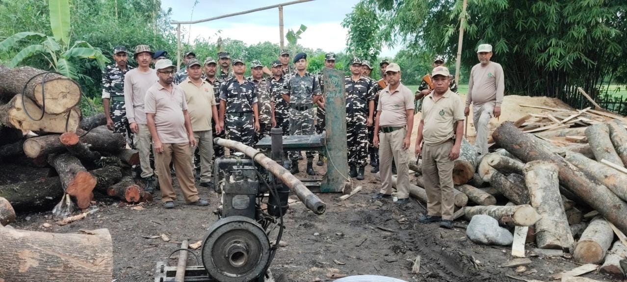24वीं बटालियन सशस्त्र सीमा बल रंगिया ने जब्त की अवैध लकड़ी व आरा मशीन 