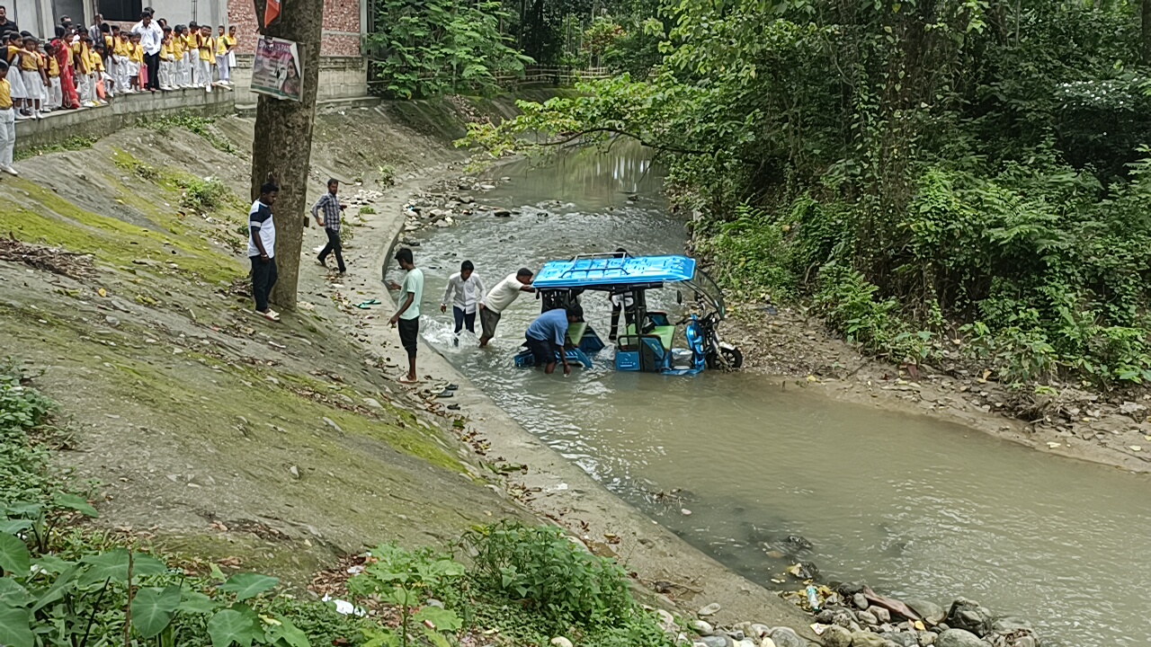 চালক বিহীন ই ৰিক্সা পৰিল পানীত।