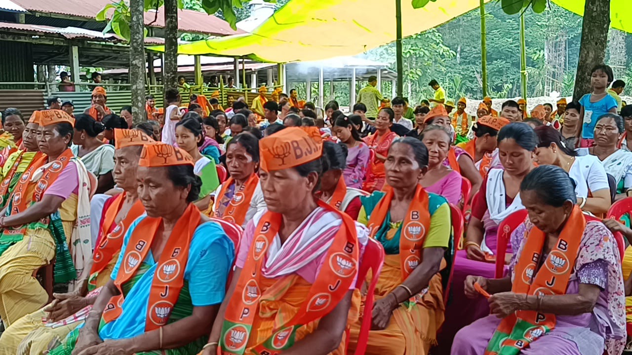 তামুলপুৰৰ এখন বড়ো অধ্যুষিত গাওঁ হ’ল গেৰুৱাময় ৷  প্ৰাক্তন বিএলটি সদস্যৰ বিজেপিত যোগদান ৷ 