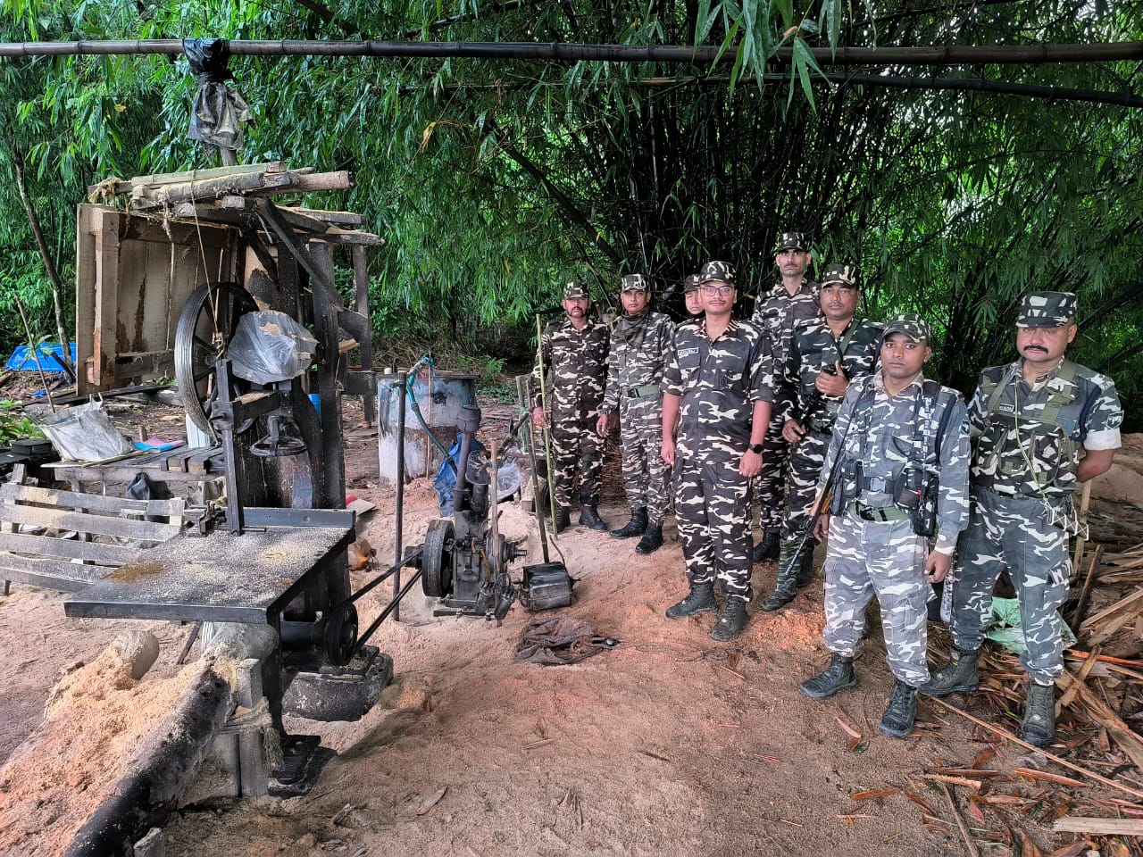 24वीं बटालियन सशस्त्र सीमा बल रंगिया ने अभिग्रहण की अवैध लकड़ी व आरा मशीन 