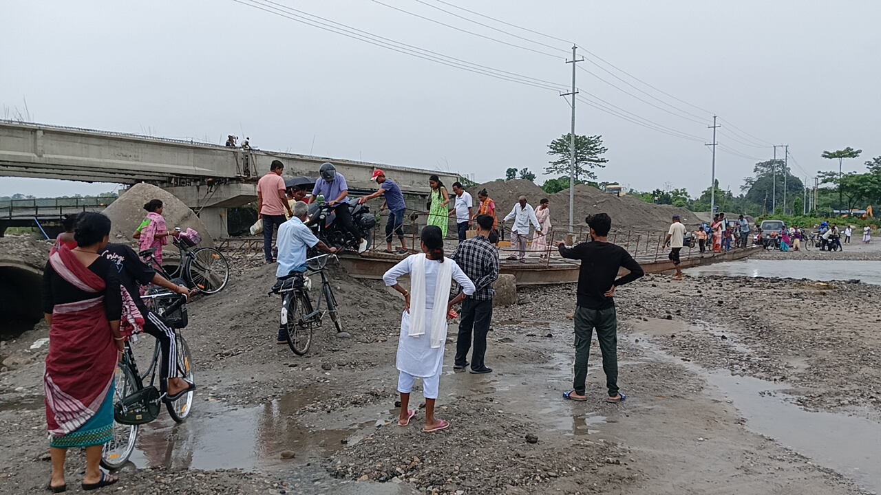 তামুলপুৰ জিলাৰ কুমাৰীকাটাৰ জলাহ ৰোডৰ কালা নদীত নিৰ্মাণৰত দলংখন সম্পূৰ্ণ নোহোৱা বাবে ৰাইজৰ অসুবিধা