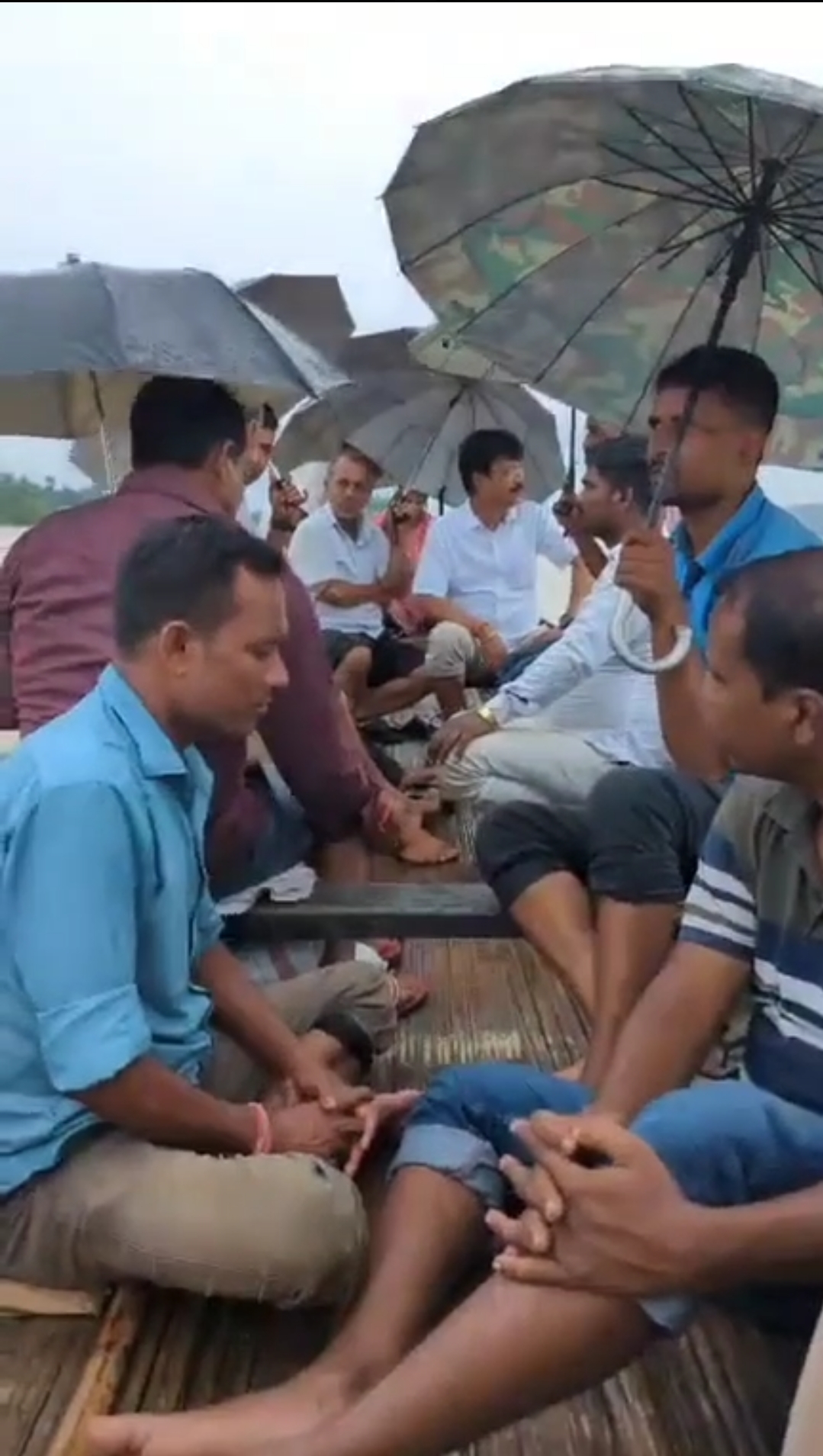 বন্যার জলমগ্ন বড়খলা: তাপাং-চাতলা পরিদর্শনে প্রাক্তন বিধায়ক কিশোর নাথ, ক্ষতিগ্রস্তদের পাশে থাকার আশ্বাস
