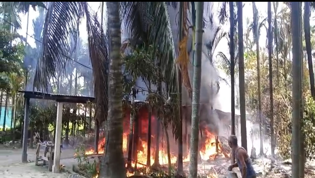তামুলপুৰৰ ভাৰত-ভুটান সীমান্তৰ কালাঝাৰত বিধ্বংসী অগ্নিকাণ্ড! 🔥