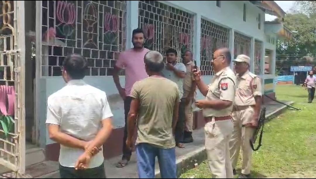 তামুলপুৰত নামঘৰত দুৰ্বৃত্তৰ তাণ্ডৱ – ৰূপৰ অলংকাৰ উদ্ধাৱ 🕯️