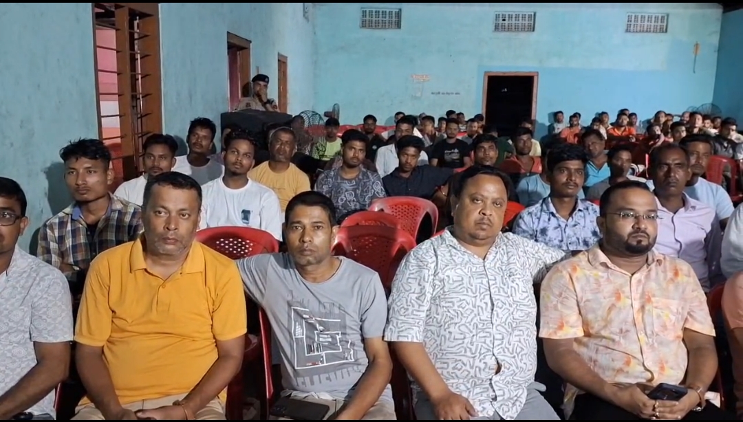 তামুলপুৰ জিলাৰ কুমাৰীকাটাত মঙলবাৰে বিয়লি ব্যতিক্ৰম ৰূপত তামুলপুৰ মহকুমা ট্ৰাক মালিক সন্থাৰ উদ্যোগত অনুষ্ঠিত কৰে পথ সুৰক্ষাৰ সজাগতামূলক সভা।