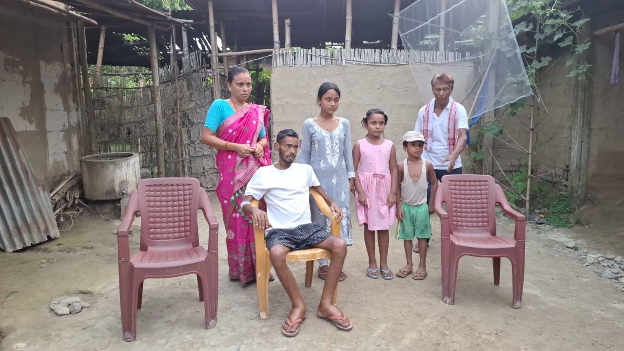 আৰ্থিক দৰিদ্ৰতাই গ্ৰাস কৰা তামুলপুৰৰ এটা পৰিয়ালৰ দুৰ্বিসহ জীৱন।