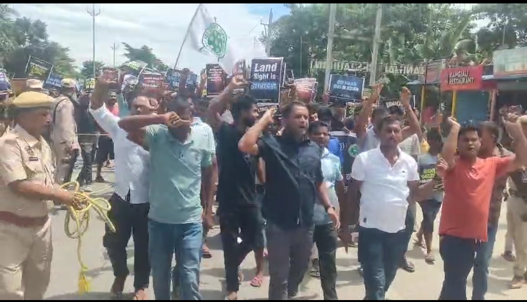 তামুলপুৰৰ ৰাজপথত এবিএমছুৰ উত্তাল প্ৰতিবাদ।