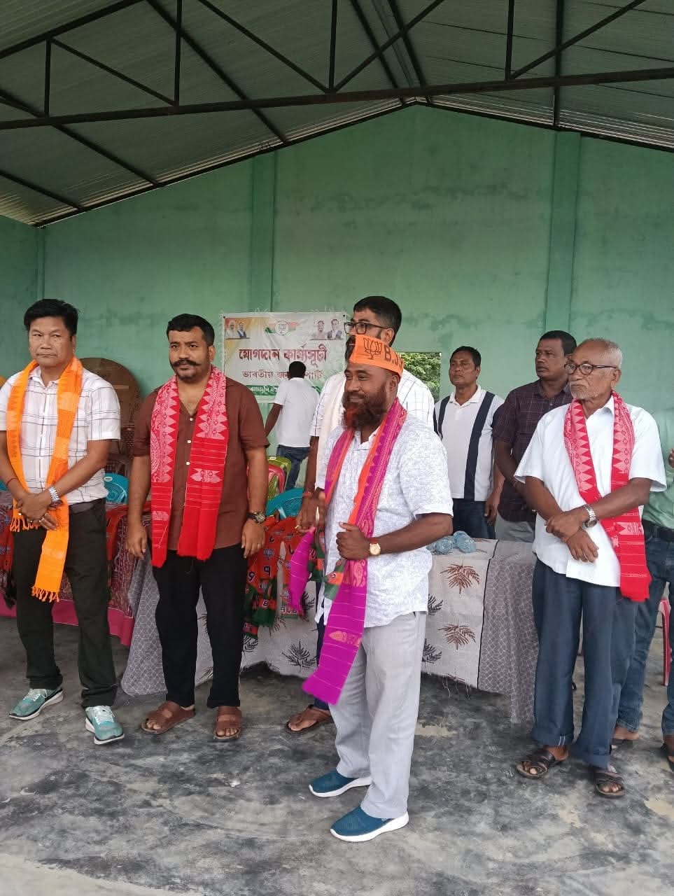 UPPLৰ কেন্দ্ৰীয় সংখ্যালঘু সেলৰ উপ-সভাপতি হাজৰত আলীয়ে আজি দলীয় পদ আৰু সদস্যপদ দুয়ো ত্যাগৰ ঘোষণা লগতে বিজেপি দলত যোগদান।