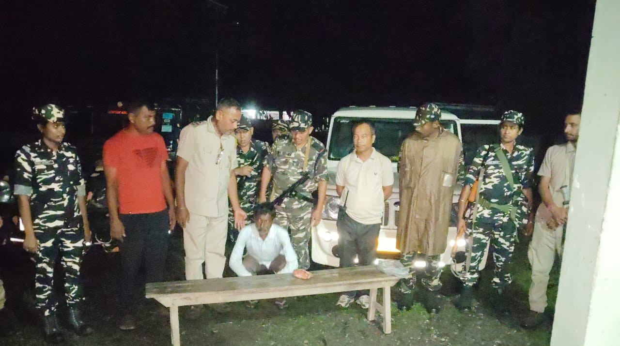 24वीं वाहिनी सशस्त्र सीमा बल रंगिया ने हाथी के मोलर टूथ के साथ एक व्यक्ति को किया गिरफ्तार