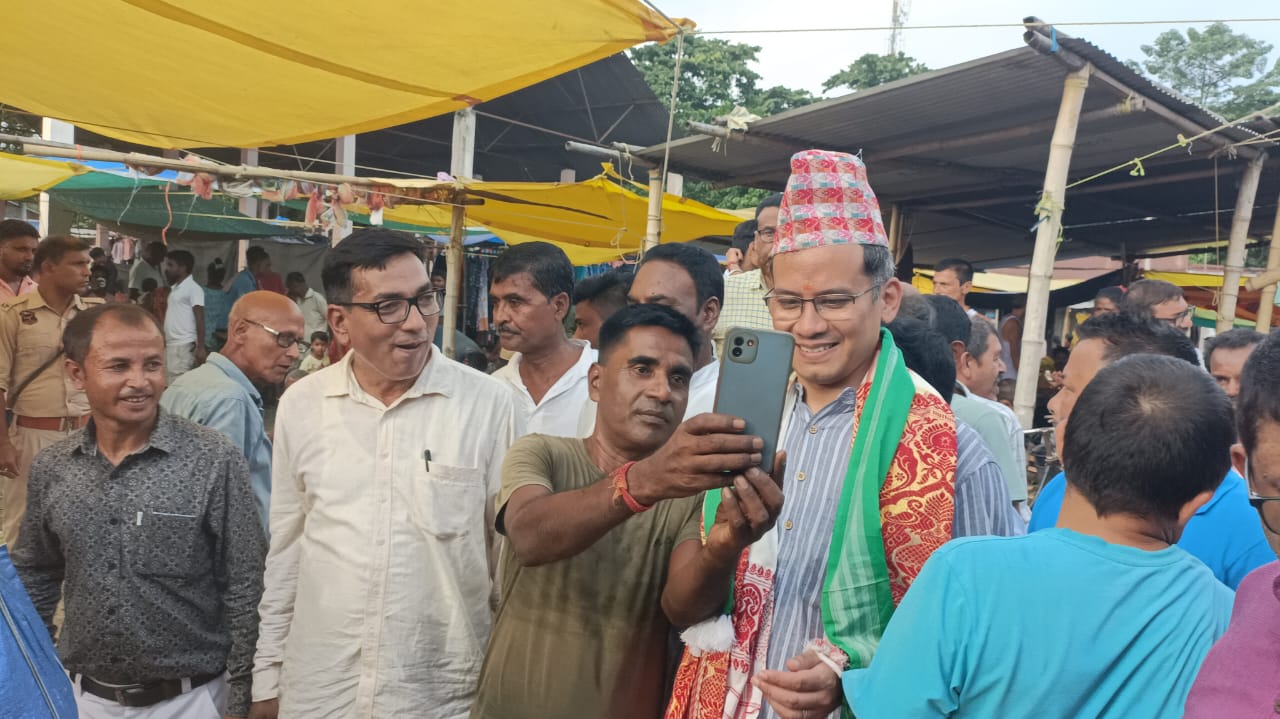 নাগ্ৰীজুলি সাপ্তাহিক বজাৰত অসম প্ৰদেশ কংগ্ৰেছৰ সভাপতি গৌৰৱ গগৈ। প্ৰাক্তন কংগ্ৰেছী, সাধাৰণ ৰাইজৰ খবৰ লোৱাৰ লগতে পৰিয়ালৰ সদস্যৰো খবৰ ললে গৌৰৱ গগৈয়ে। 