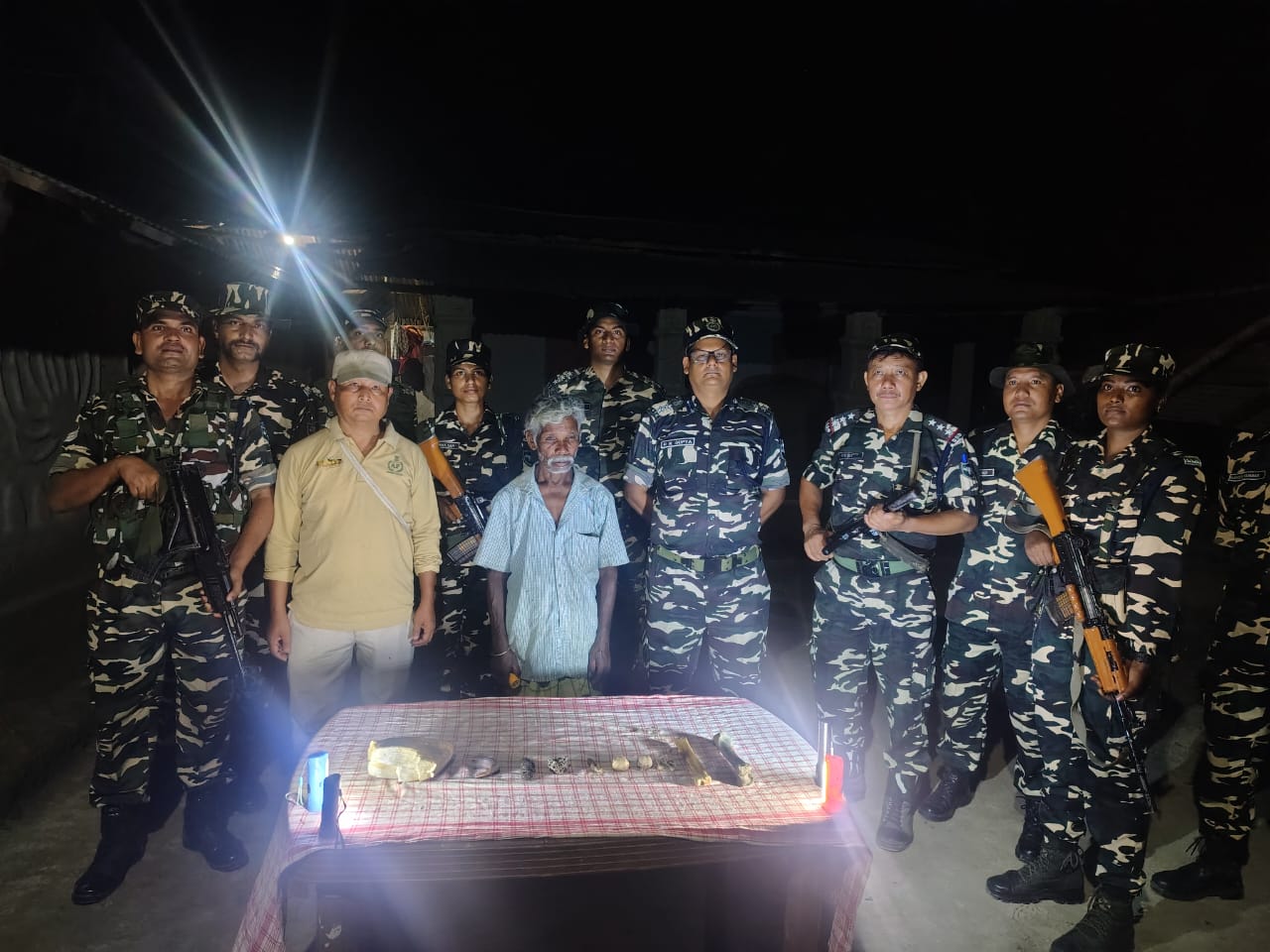 24वीं बटालियन सशस्त्र सीमा बल रंगिया ने हाथी के मोलर टूथ, उल्लू की संदिग्ध खोपड़ी व अन्य जानवरो की हड्डियो, के साथ एक व्यक्ति को किया गिरफ्तार