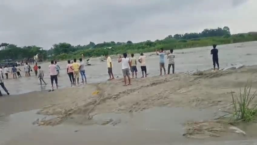 তামুলপুৰৰ কালানদীৰ পানীয়ে উটোৱাই নিলে এইগৰাকী লোক। 