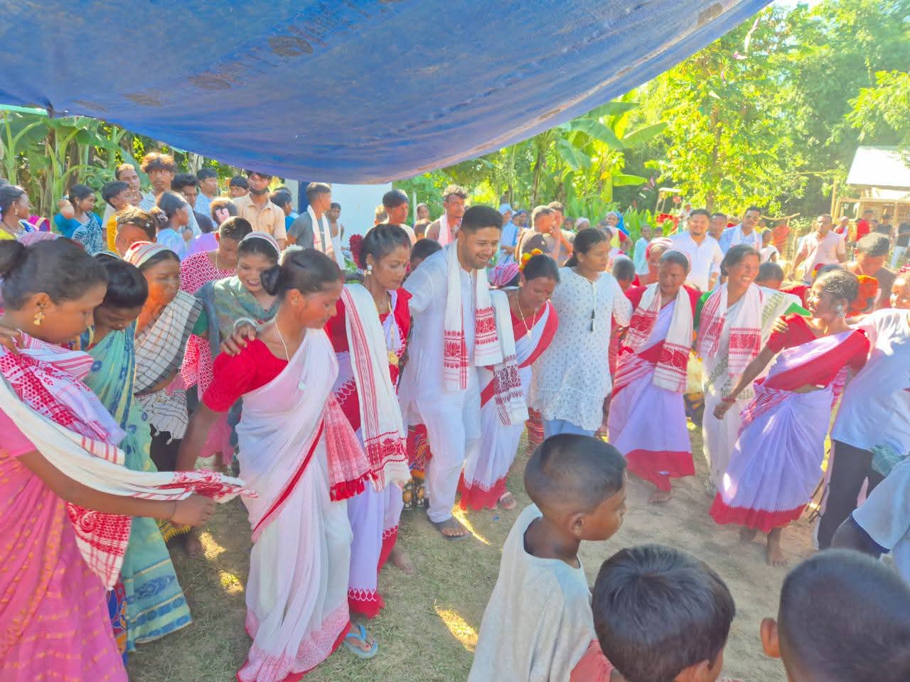 মৰাণৰ খোৱাং চাহ বাগিচাত চাহ শ্ৰমিকৰ সৈতে কৰম নাচিলে লুৰীণজ্যোতি গগৈ