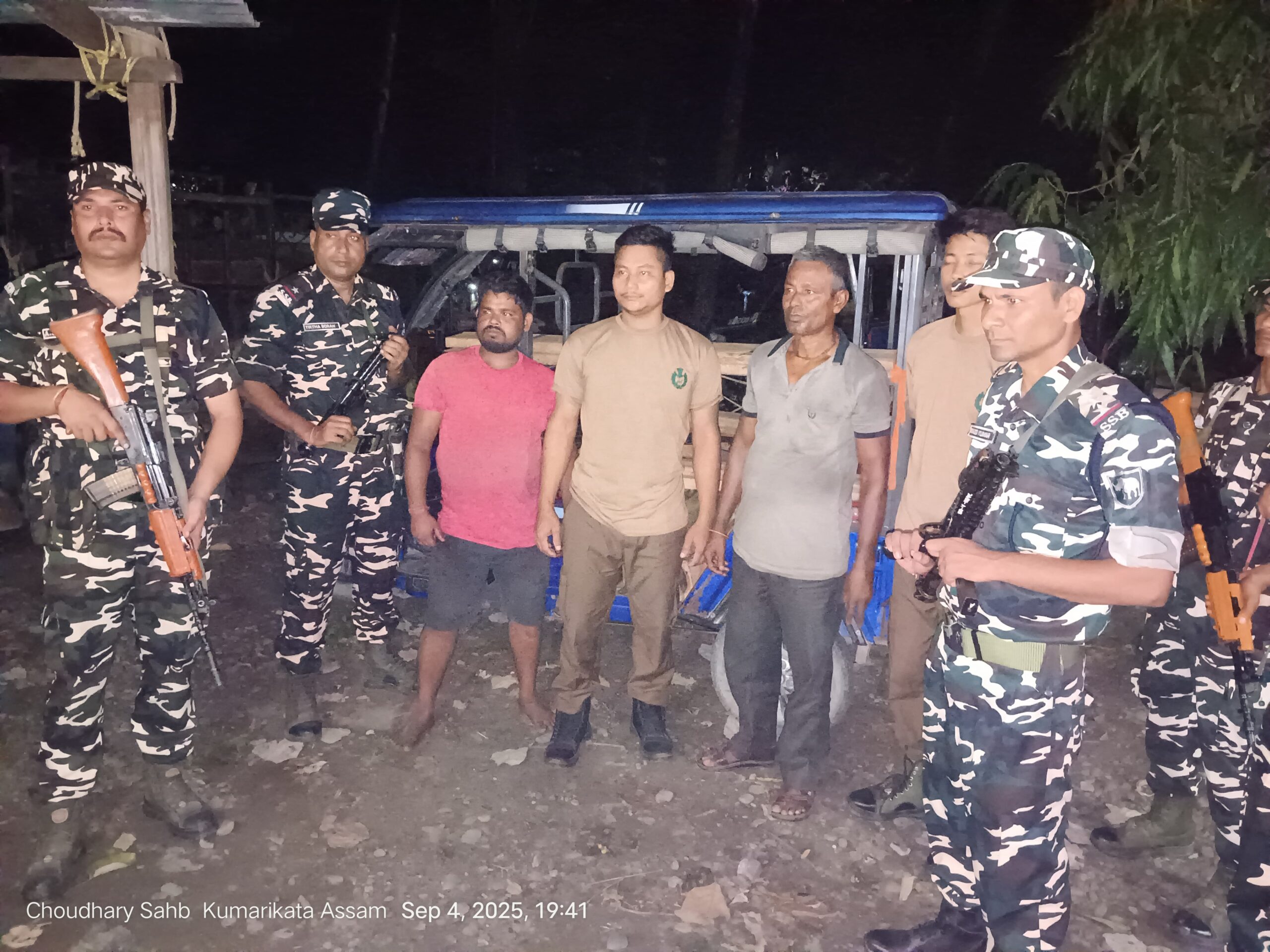24वीं बटालियन सशस्त्र सीमा बल रंगिया ने अवैध लकड़ी के साथ दो व्यक्तियों को किया गिरफ्तार 