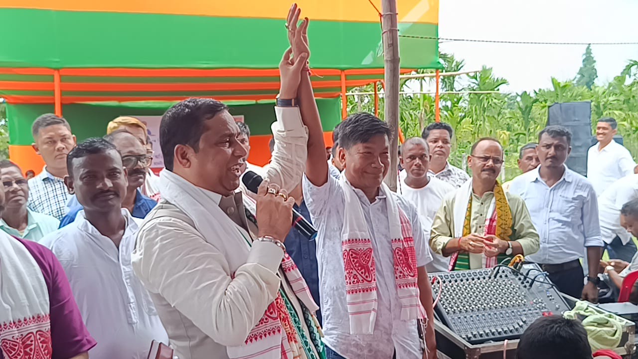 তামুলপুৰৰ দৰঙাজুলি আৰু নাগ্ৰীজুলি পৰিষদীয় সমষ্টিত বিজেপিৰ দুখনকৈ সভাত অংশগ্ৰহণ মন্ত্ৰী জয়ন্তমল্ল বৰুৱাৰ।