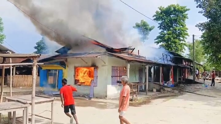 তামুলপুৰৰ ভূটান সীমান্তৰ ২ নম্বৰ পাহাৰপুৰ বিধ্বংসী অগ্নিকাণ্ড