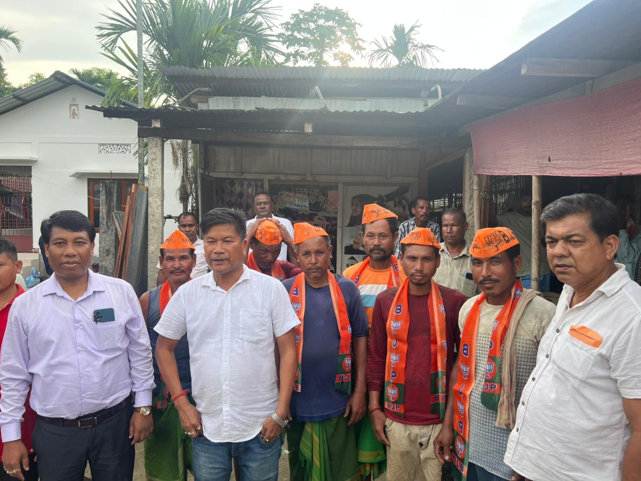 ২৬ নং দৰংগাজুলি পৰিষদীয় সমষ্টিত বিজেপি প্ৰাৰ্থীৰ নিৰ্বাচনী প্ৰচাৰ : গাঁৱে – গাঁৱে ঘৰে ঘৰে বিজিৎ গৗড়া নাৰ্জাৰীৰ মাৰাথান প্ৰচাৰ ৷ 